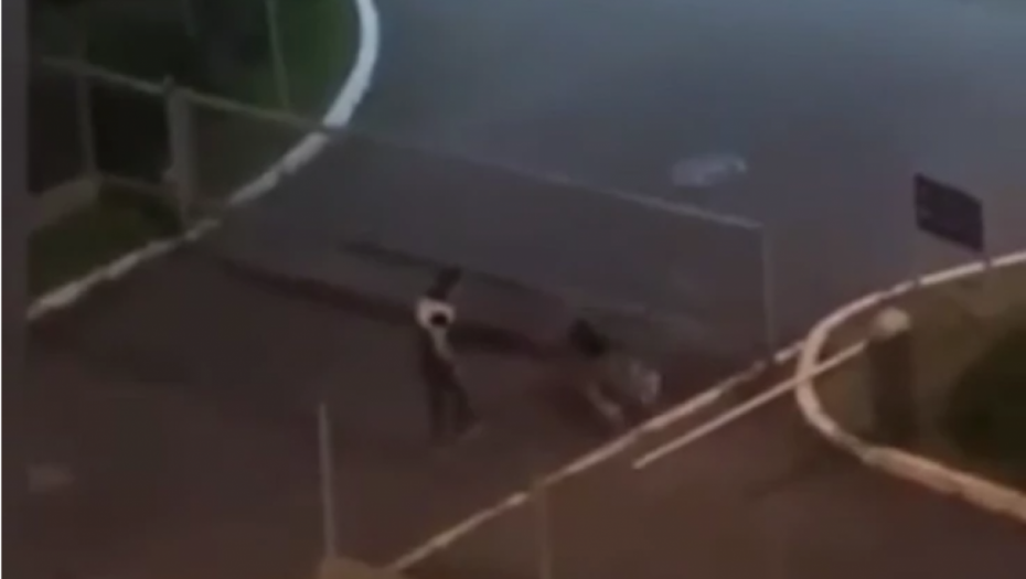 HOROR SNIMAK SA VOŽDOVCA! Muškarac išutirao devojku ispred zgrade i ostavio je na asfaltu! (VIDEO)