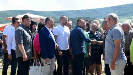 MINISTAR VULIN U POSETI BUKOVCU Nema pritiska koji će naterati Srbiju da se odrekne svoje Republike Srpske