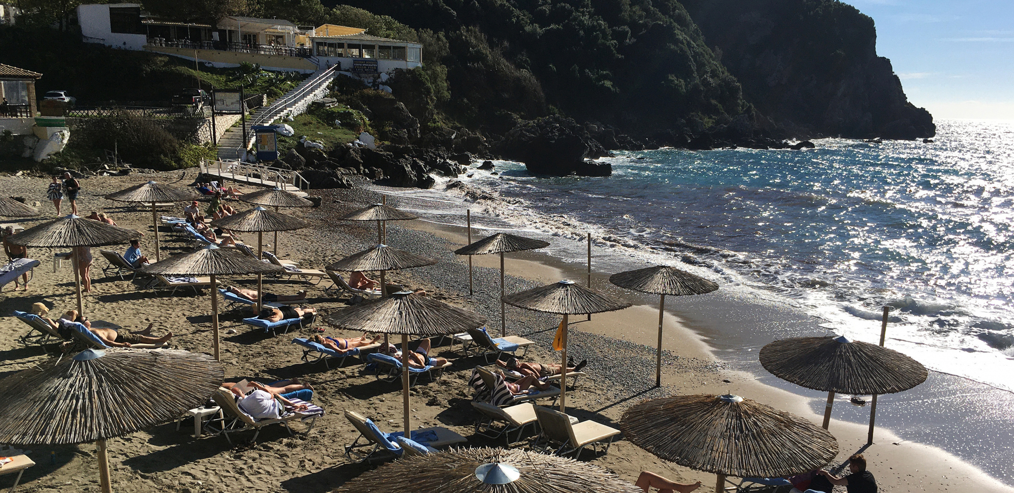 BESNI TURISTI DELE RAČUNE IZ GRČKE Nes kafa 4,5 evra, a tek da vidite koliko treba da izdvojite za pivo u kafiću!