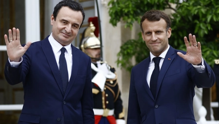 KURTI PREKO MAKRONA HOĆE DA PRITISNE SRBIJU: Francuski lider mu postavio sledeće pitanje!