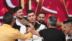 SPEKTAKL ZA PAMĆENJE! Pobednik Zvezda Granda završio na podu, finalisti mu se pridružili, on od uzbuđenja jedva završio pesmu (VIDEO)