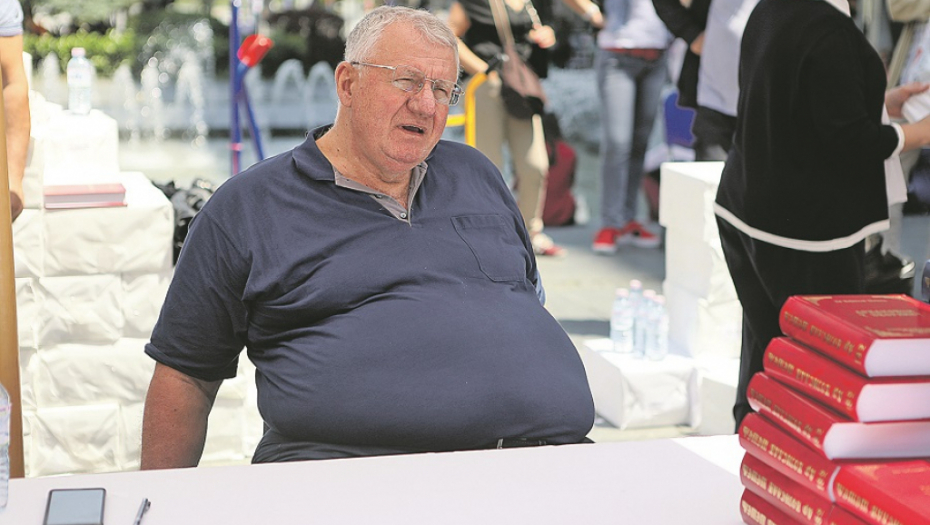 ŠEŠELJA PAKLENO VREME UDARA U GLAVU Lider radikala teško podnosi vrućine: Imam bazen veličine lavora, ali ne pomaže