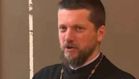 DPS KABADAHIJA UDARIO NA SVEŠTENIKA Napadnut otac Gojko Perović pred sinom!