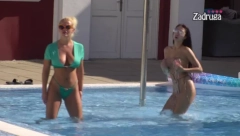 ŽURKA U BAZENU Sanja i Maja zanjihale kukovima u vodi, njihovi minijaturni bikiniji napravili opštu pomjetnju, Ša se opustio kao nikad pre (VIDEO)