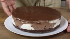 LEDENA, KREMASTA, A GOTOVA ZA 15 MINUTA - Čokoladna sladoled torta, savršena za vrele