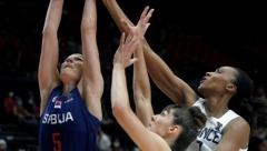 NJEGA NIKO NIJE OČEKIVAO! Zlatnim devojkama je legendarni napadač doneo sreću, mreže gore! (FOTO)