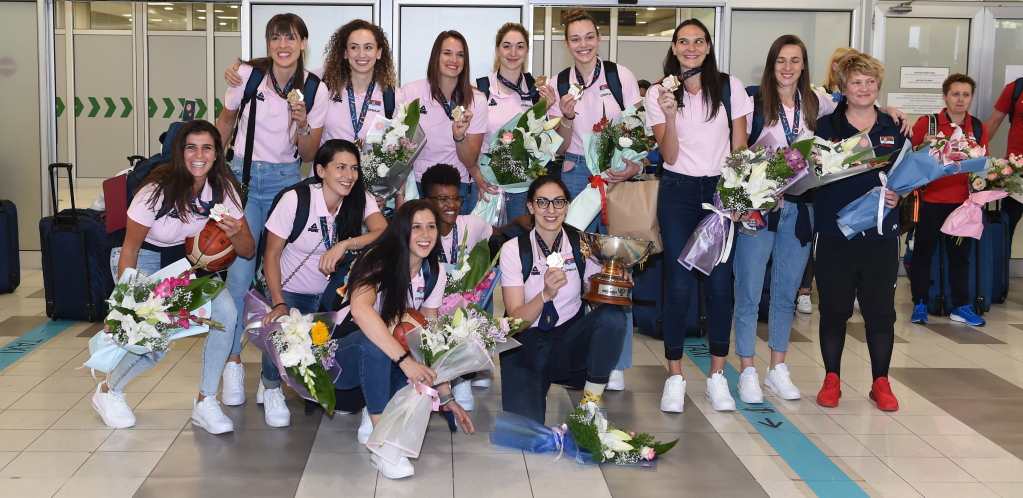 RADOST NA "TESLI"! Srbija dočekala zlatne devojke! (FOTO, VIDEO)