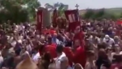 GRMI "VIDOVDAN" NA GAZIMESTANU Na stotine ljudi peva, a trobojka se vijori uprkos provokacijama