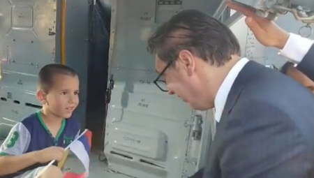 Dok je Vučić pričao sa dečakom koji je bio u helikopteru, nije slutio da je u opasnosti, a onda je pripadnik Kobri sačuvao glavu predsedniku