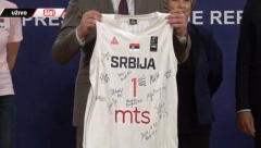 VUČIĆ DOČEKAO SRPSKE HEROINE Odao im veliko priznanje, ali mu one nisu ostale dužne! Dres sa specijalnom porukom završio u njegovim rukama (FOTO)