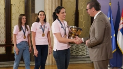 DONELE STE TROFEJ NA VIDOVDAN! Vučić se zahvalio zlatnim košarkašicama: Ne moram da vam pričam koliko ste nas obradovali! (FOTO)