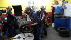 VIĐATE IH ČESTO, A ZNATE LI ČEMU SLUŽE? Evo šta znače tačkice u boji na gumama automobila