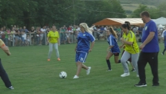 NIJE LAKO SUDITI ŽENAMA, GLAVA JE U TORBI Nesvakidašnji derbi odigran u selu Gornja Gorevnica, plavuše i crnke ponovo odmerile snage na fudbalskom terenu (FOTO)