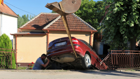 NEVIĐENI PRIZOR U RAČI Dejanu “vektrom” uleteo u dvorište, kada su videli vozača počeli da se krste! (FOTO)