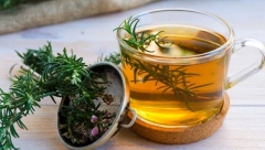 RUZMARIN JE PRAVI ELIKSIR MLADOSTI, A MOŽE DA SE GAJI U SAKSIJI: Leči zglobove, krvne sudove i pegla bore, a evo kako se koristi