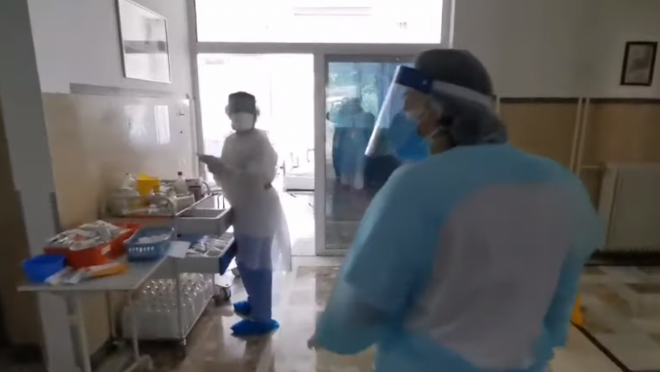 FRANCUSKA U OBRAČUNU SA NEVAKCINISANIM MEDICINARIMA Oko 3.000 zdravstvenih radnika suspendovano