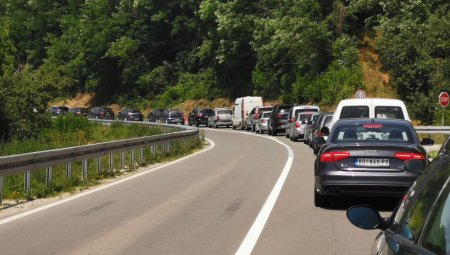 TEŽAK SUDAR KOD ČAČKA: Automobil preticao autobus pa izazvao sudar, među povređenima deca (VIDEO)