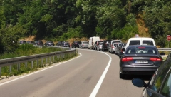 TEŽAK SUDAR KOD ČAČKA: Automobil preticao autobus pa izazvao sudar, među povređenima deca (VIDEO)