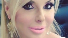 VODITELJKA OTKRILA ŠOKANTNU TAJNU! Ovaj poznati pevač joj 30 godina šalje cveće na isti datum!