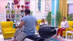 ŠOK! Pevačicin muž uleteo motorom u studio dok je ona gostovala, nije mogla da veruje šta je snašlo (FOTO)