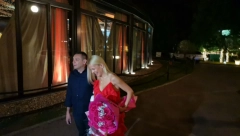 ZANOSNA PLAVUŠA U CRVENOJ KRATKOJ HALJINI Šaulići slave, a onda se odjednom pojavio Vulin sa suprugom!