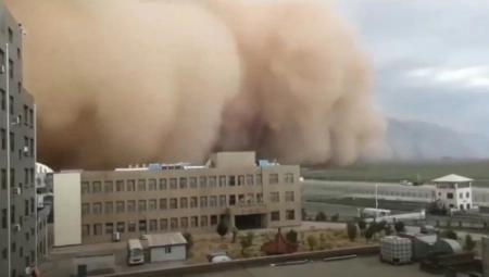 STRAŠNA PEŠČANA OLUJA POGODILA KINESKI GRAD: Spojili se nebo i zemlja, "zid" od peska prekrio nebo (VIDEO)