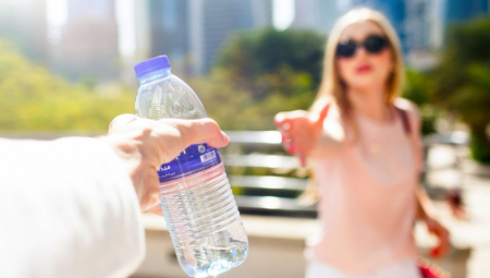 SA FLAŠICOM ZA VODU OTKRIJTE DA LI VAS PARTNER VARA Pouzdana metoda ne košta ništa, a "švaler" se sam oda