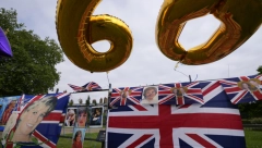 BRITANIJA DANAS OBELEŽAVA 60.ROĐENDAN PRINCEZE DAJANE Njena statua krasiće Kensingtonsku palatu, sinovi među prvima na licu mesta (FOTO)