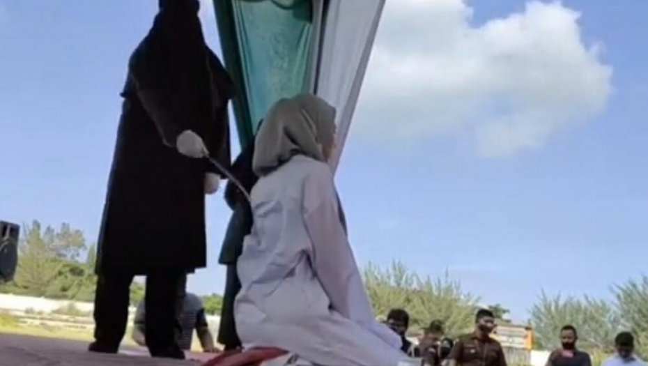 OVO JE BOLELO Žena i njen ljubavnik dobili po 100 udaraca bičem zbog vanbračnog seksa (VIDEO)