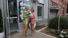 IVANA BLISTA U KRATKOM ŠORTSU I NE ISPUŠTA ČAŠU Evo kako izgleda reperova bivša na otvaranju novog salona, Ša bi zanemeo kada bi je video (FOTO)