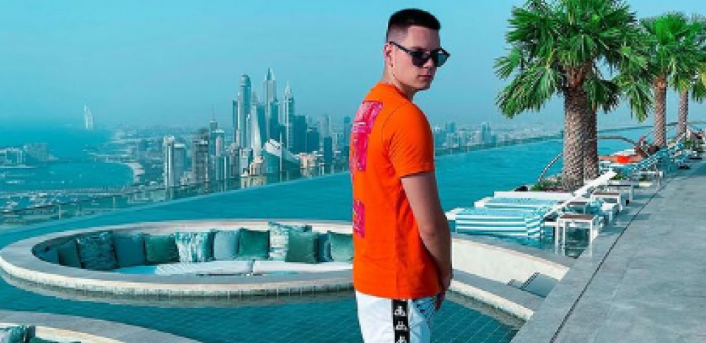 SRPSKI INFLUENSER DOŽIVEO NESREĆU U DUBAIJU! Zakucao se u bankinu, šteta 90.000 evra!