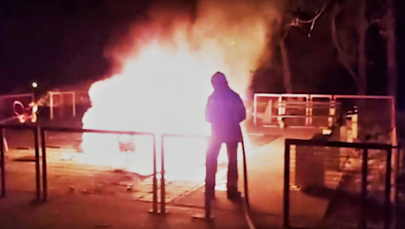 Plamen progutao dečiji park na Voždovcu: Malo je falilio da dođe do EKSPLOZIJE! (VIDEO)