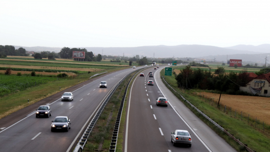 AMSS UPOZORAVA Oprez na deonicama sa vlažnim kolovozom, bez zastoja na glavnim putnim pravcima