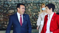 CRVENI SAKO, A TEK CIPELE Svi pričaju o izdanju u kojem se Ana Brnabić pojavila na sastanku sa Zoranom Zaevom