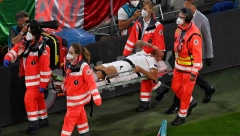 NI POVREDA MU NE MOŽE NIŠTA! Junak Italijana pokazao kako se bodri reprezentacija! (VIDEO)