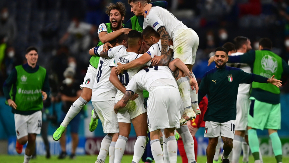 ITALIJANI NAPRAVILI ŠOU U AVIONU! "Azuri" pobedu posvetili povređenom saigraču (VIDEO)