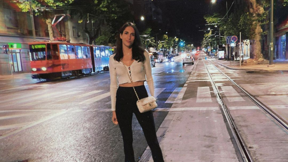 IZREZ DO PUPKA! Jelisaveta Orašanin objavila fotku sa egzotične destinacije i pokazala nove grudi, pa zapalila mreže! (FOTO)