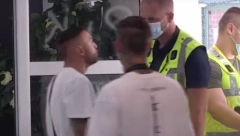 KLEČAĆEŠ NA KOLENIMA DOK MI SE NE IZVINIŠ: Ša skočio na njega, obezbeđenje uletelo nikad brže!