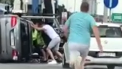 KOLAPS NA AUTO-PUTU: Automobil se prevrnuo na krov, ljudi istrčali iz svojih kola da pomognu (VIDEO)