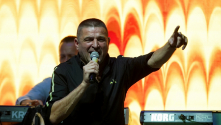 BAJA MALI KNINDŽA DIGAO SRBE NA NOGE Krajiški pevač zagrmeo, a onda se pojavio poznati političar (VIDEO)