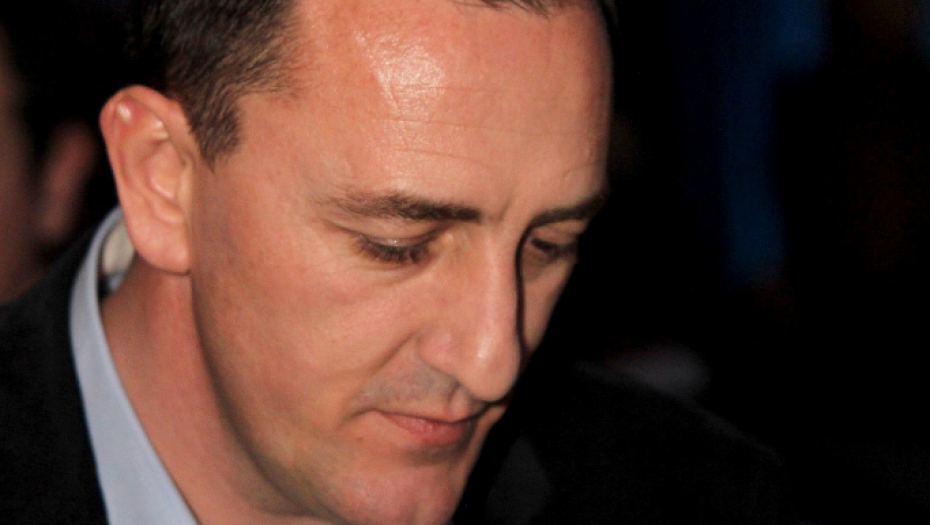 SERGEJ ĆETKOVIĆ SKRHAN BOLOM Pevač došao na sahranu devojčice ubijene u masakru, ne može da sakrije suze