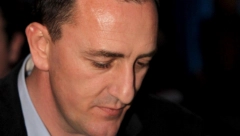 SERGEJ ĆETKOVIĆ SKRHAN BOLOM Pevač došao na sahranu devojčice ubijene u masakru, ne može da sakrije suze