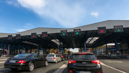 PRAZNIČNE GUŽVE Na graničnim prelazima Horgoš i Batrovci putnička vozila čekaju sat vremena
