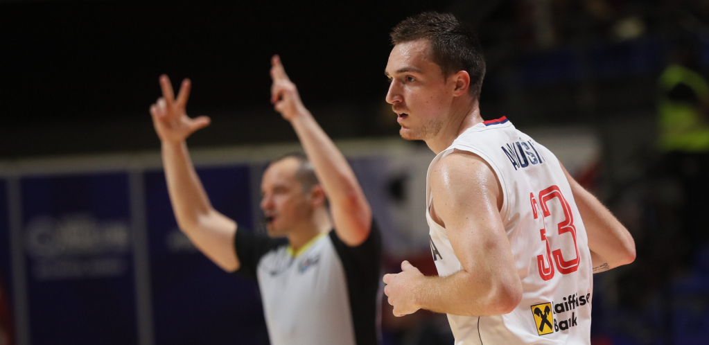 SAMO DA ZABORAVI UŽASNE SCENE MALTRETIRANJA OD ALBANACA Nikola od reprezentativca Srbije dobio dres omiljenog kluba (FOTO, VIDEO)