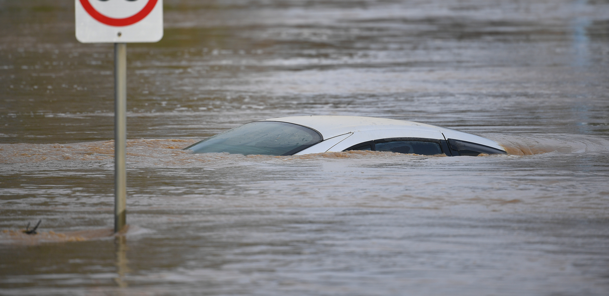 VODA NOSI SVE PRED SOBOM: Haos na Krimu, ljudi evakuisani, ima poginulih