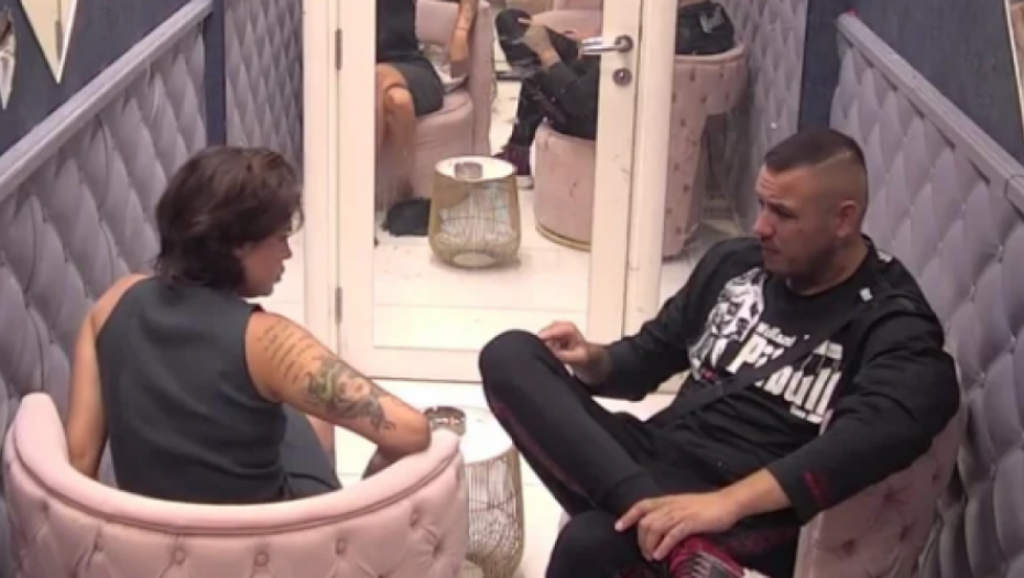 U ZNAK POMIRENJA! Nova žestoka akcija Mine i Filipa, dohvatili se naočigled svih zadrugara! (VIDEO +18)