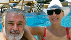 BRENA I BOBA USLIKANI USRED MORA U GRČKOJ Pevačica u kupaćem i s perajima pluta na vodi!