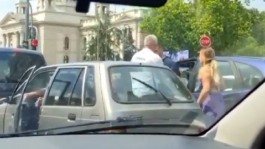 OPŠTI HAOS U BEOGRADU Devojka pesničila muškarca, umešali se i prolaznici! Ne zna se više ko koga udara (VIDEO)
