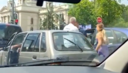 OPŠTI HAOS U BEOGRADU Devojka pesničila muškarca, umešali se i prolaznici! Ne zna se više ko koga udara (VIDEO)