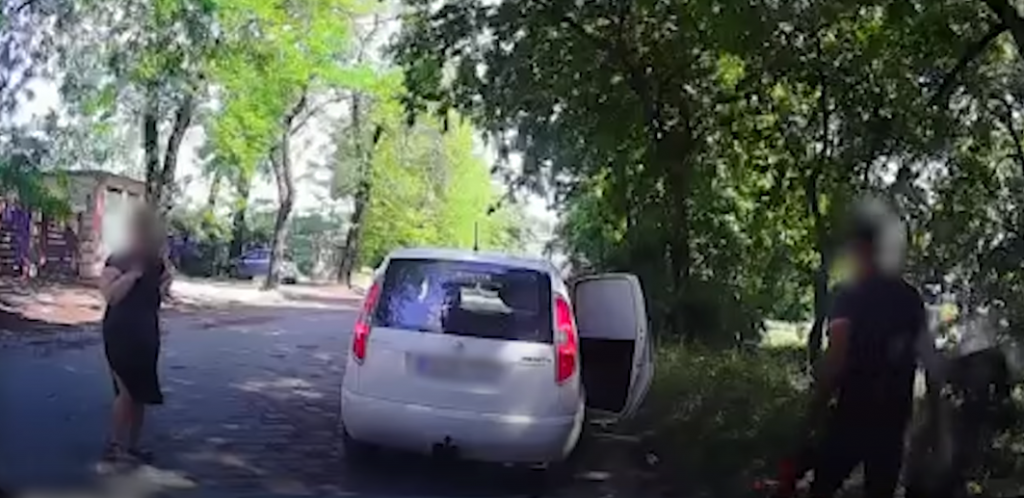 LOPOVI MUNJEVITO SKINULI KATALIZATOR Bilo im je potrebno 30 sekundi, kamera je sve snimila, a džabe su "uhvatili štraftu" (VIDEO)